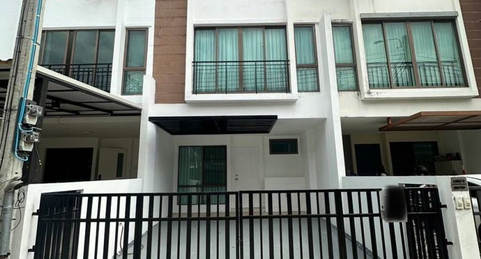 À vendre et à louer 3 chambres maison de ville à Phra Khanong, Bangkok