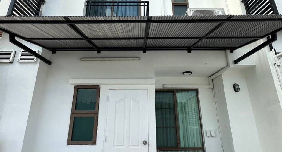 À vendre et à louer 3 chambres maison de ville à Phra Khanong, Bangkok