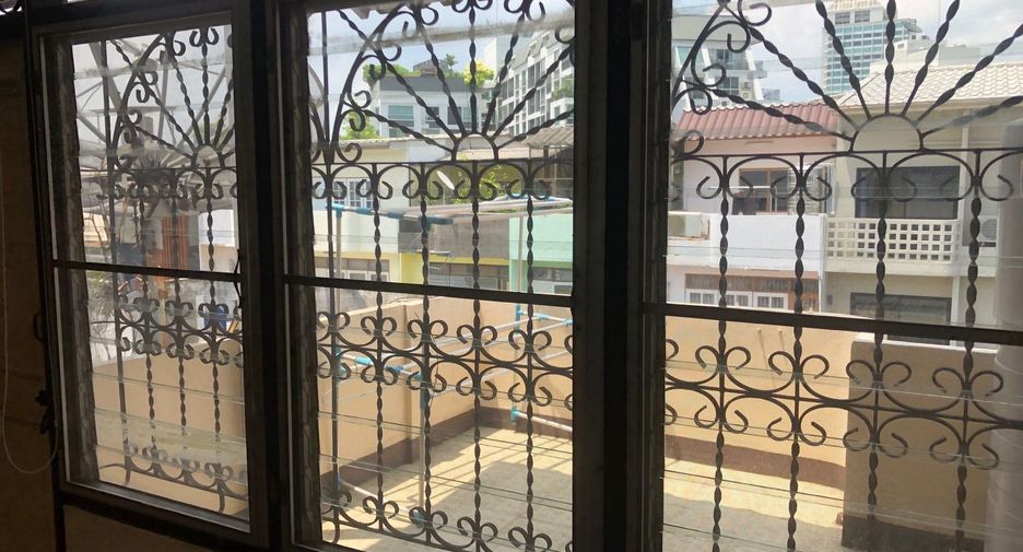 For sale and for rent 2 bedrooms townhouse in Watthana, Bangkok