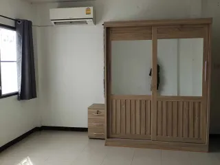 À louer 2 chambres maison de ville à Lat Krabang, Bangkok