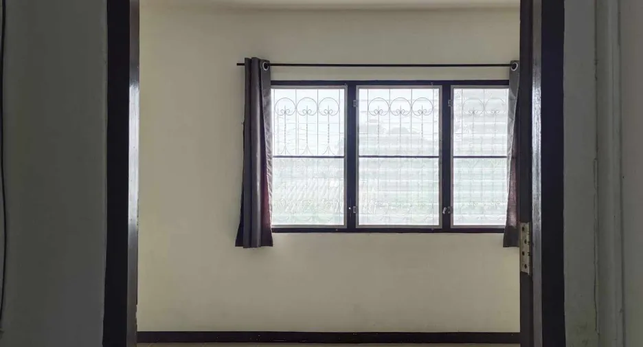 For rent 2 bedrooms townhouse in Lat Krabang, Bangkok