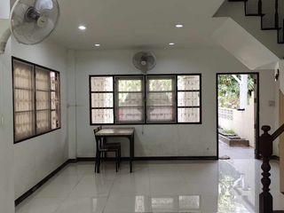 À louer 2 chambres maison de ville à Lat Krabang, Bangkok