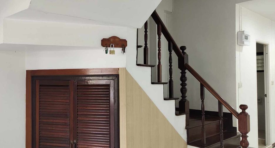 For rent 2 bedrooms townhouse in Lat Krabang, Bangkok