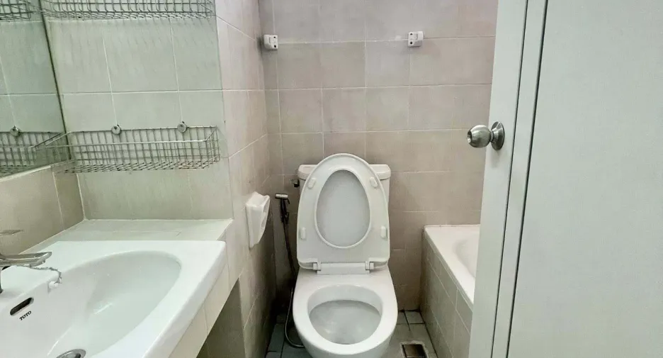 For sale studio condo in Wang Thonglang, Bangkok