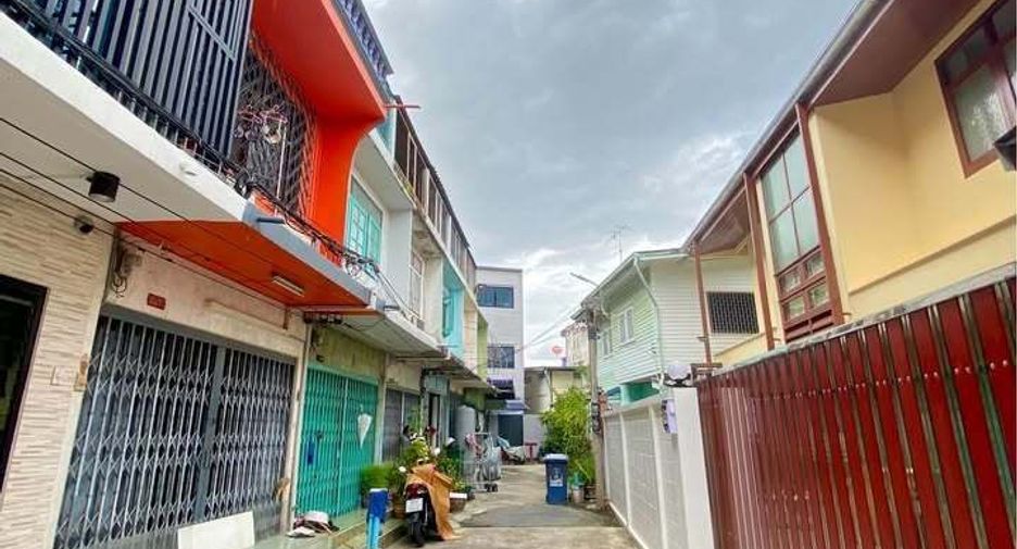 For sale 3 bedrooms retail Space in Thon Buri, Bangkok