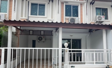 出租 3 卧室 联排别墅 在 Khlong Sam Wa, 曼谷