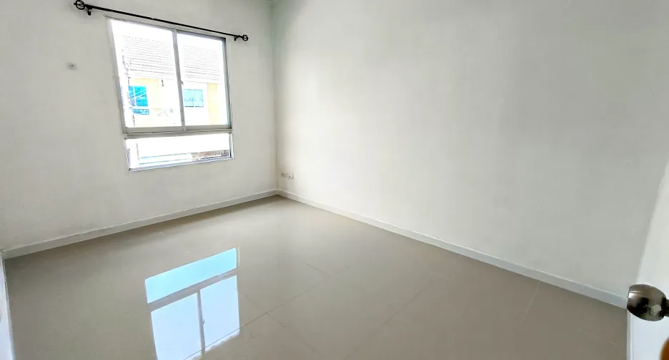For rent 3 bedrooms townhouse in Mueang Samut Prakan, Samut Prakan