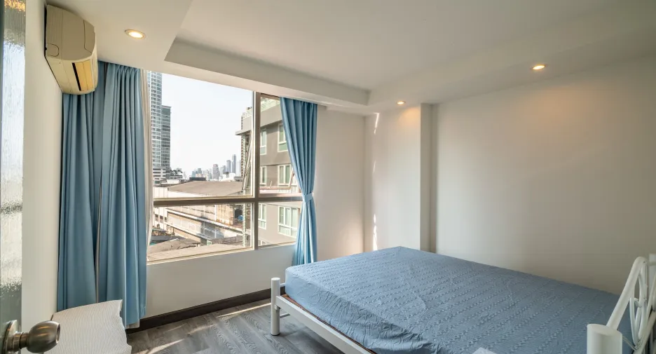 For sale 1 bed condo in Khlong Toei, Bangkok