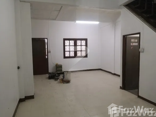 出租 2 卧室 联排别墅 在 Min Buri, 曼谷