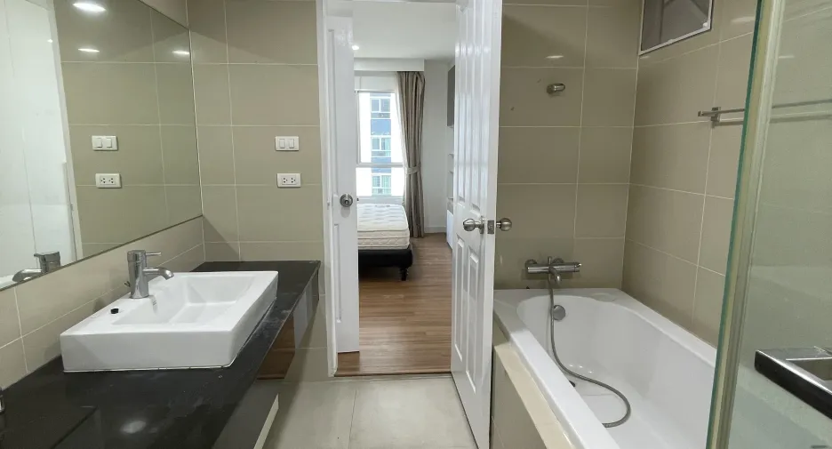 For sale そして for rent 3 ベッドルーム condo in Huai Khwang, Bangkok