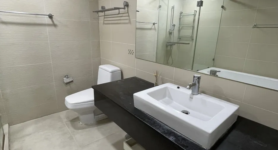 For sale そして for rent 3 ベッドルーム condo in Huai Khwang, Bangkok