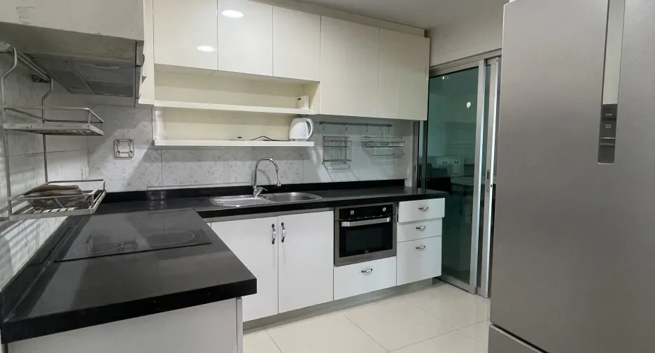 For sale そして for rent 3 ベッドルーム condo in Huai Khwang, Bangkok