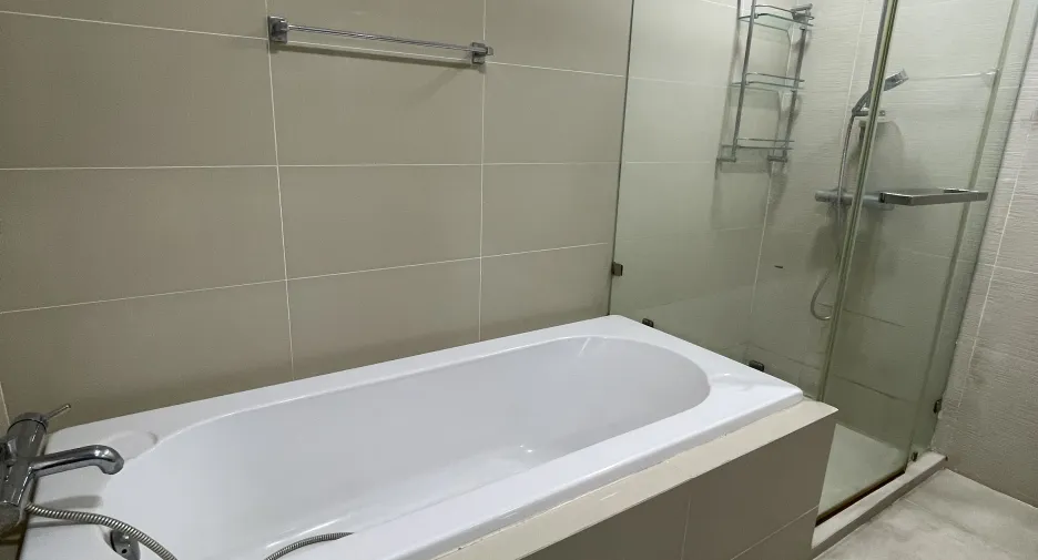 For sale そして for rent 3 ベッドルーム condo in Huai Khwang, Bangkok