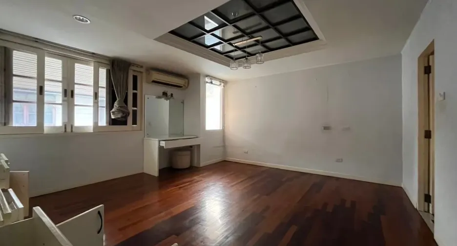 For sale 4 bedrooms house in Suan Luang, Bangkok