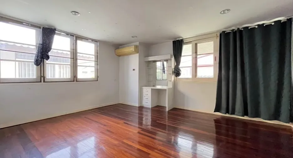 For sale 4 bedrooms house in Suan Luang, Bangkok
