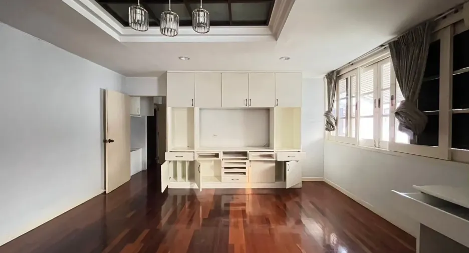 For sale 4 bedrooms house in Suan Luang, Bangkok