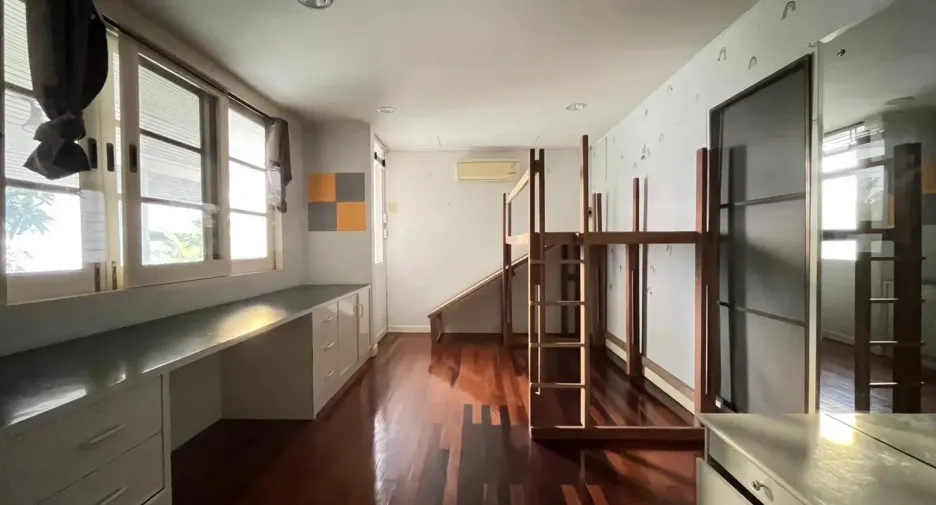 For sale 4 bedrooms house in Suan Luang, Bangkok