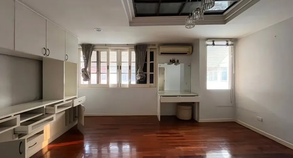 For sale 4 bedrooms house in Suan Luang, Bangkok