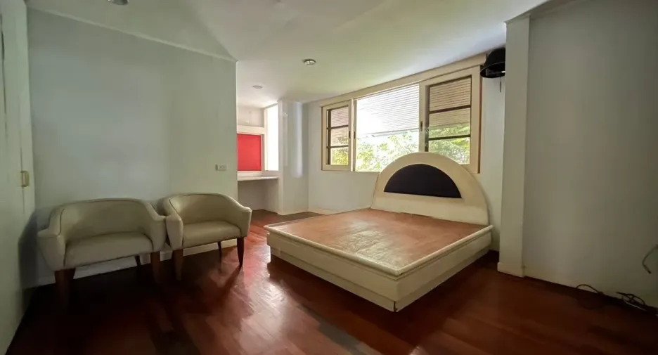 For sale 4 bedrooms house in Suan Luang, Bangkok