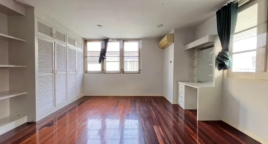 For sale 4 bedrooms house in Suan Luang, Bangkok