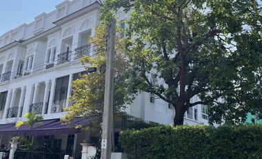 For sale 4 bedrooms townhouse in Phra Khanong, Bangkok