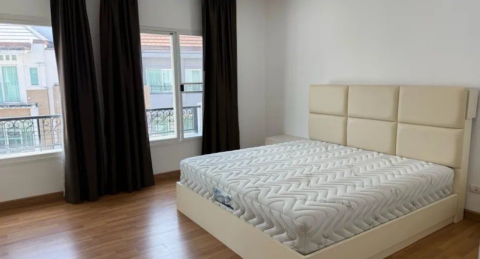 For sale and for rent 3 bedrooms townhouse in Thung Khru, Bangkok
