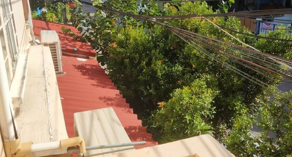 For rent 4 bedrooms townhouse in Khlong Sam Wa, Bangkok