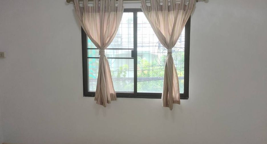 For rent 4 bedrooms townhouse in Khlong Sam Wa, Bangkok