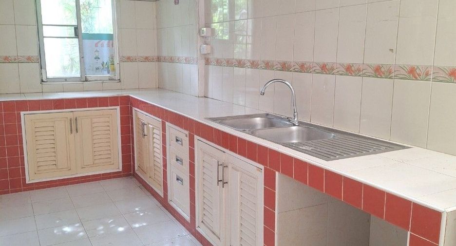 For rent 4 bedrooms townhouse in Khlong Sam Wa, Bangkok
