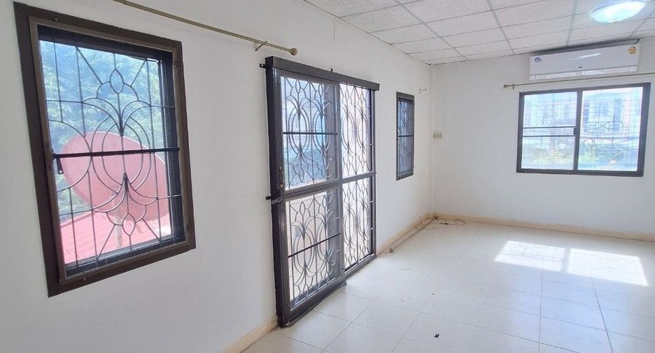 For rent 4 bedrooms townhouse in Khlong Sam Wa, Bangkok