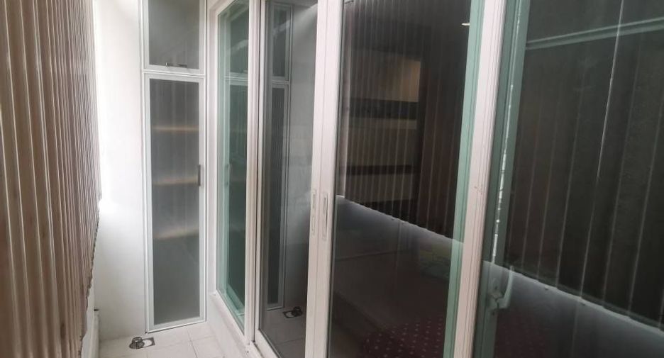 Casa en venta y en alquiler de 3 habitaciones en Yan Nawa, Bangkok