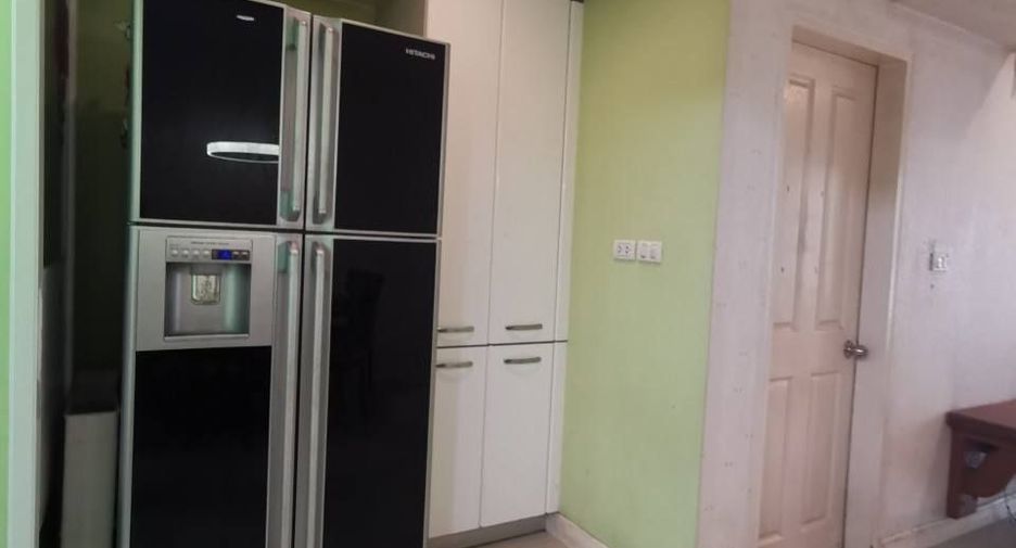 Casa en venta y en alquiler de 3 habitaciones en Yan Nawa, Bangkok