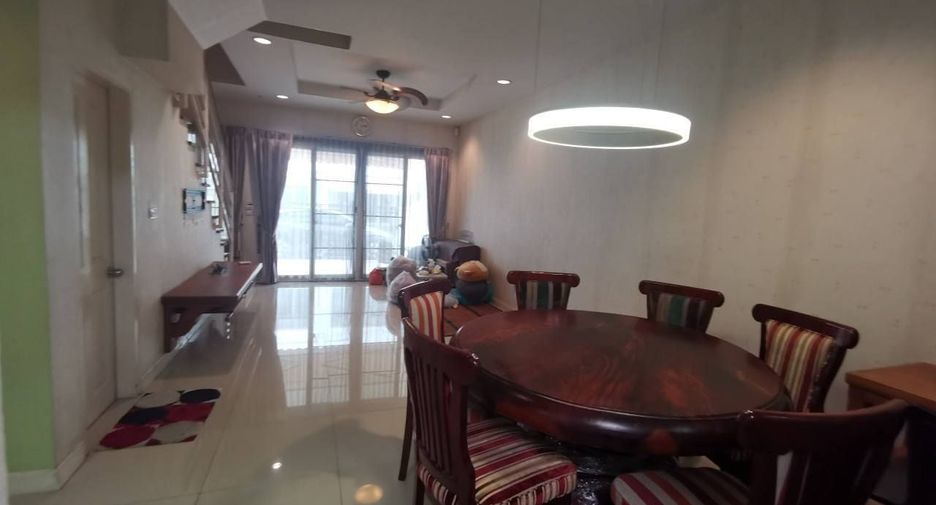 Casa en venta y en alquiler de 3 habitaciones en Yan Nawa, Bangkok