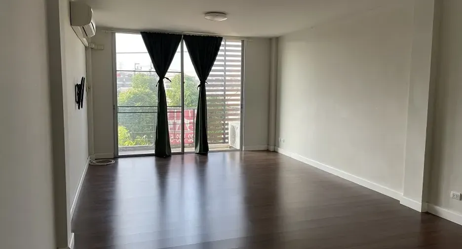 Reihenhaus zum Kauf mit 3 Zimmer in Thung Khru, Bangkok