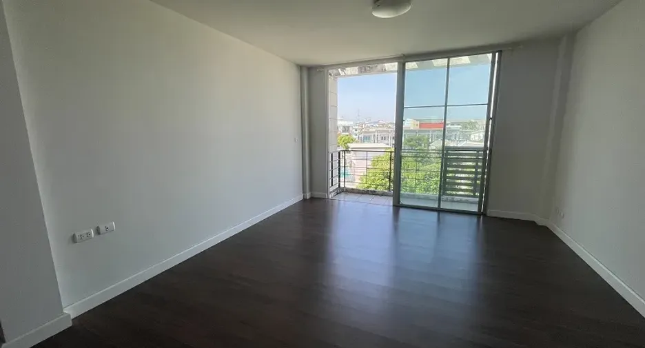 Reihenhaus zum Kauf mit 3 Zimmer in Thung Khru, Bangkok