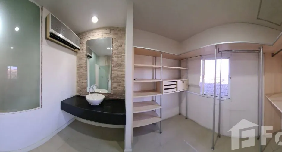 For sale 7 bedrooms house in Chatuchak, Bangkok
