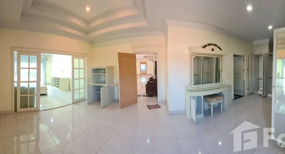 For sale 7 bedrooms house in Chatuchak, Bangkok