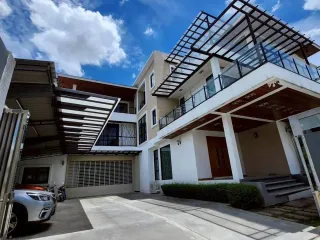For sale 9 bedrooms house in Phra Khanong, Bangkok