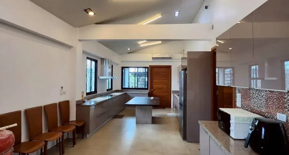 For sale 9 bedrooms house in Phra Khanong, Bangkok