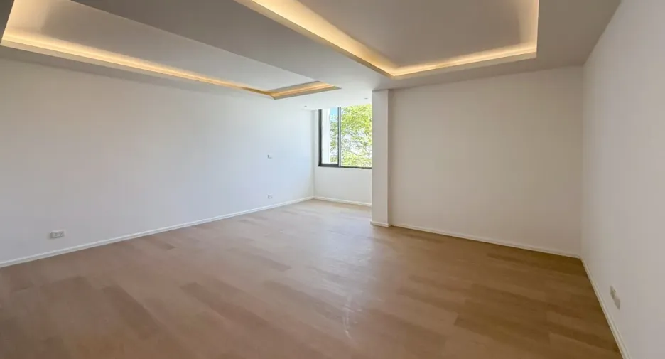 For sale 5 bedrooms townhouse in Watthana, Bangkok