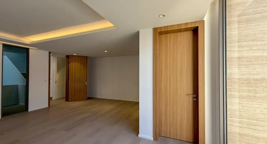 For sale 5 bedrooms townhouse in Watthana, Bangkok