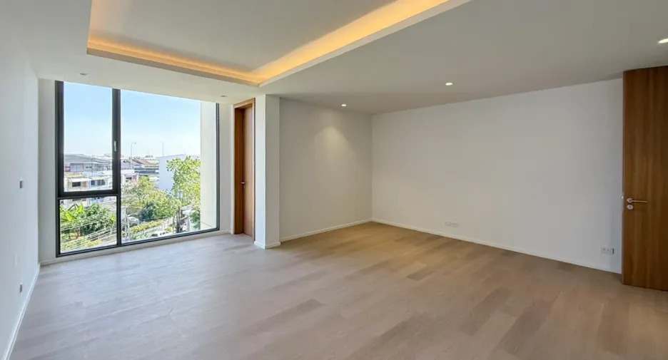 For sale 5 bedrooms townhouse in Watthana, Bangkok