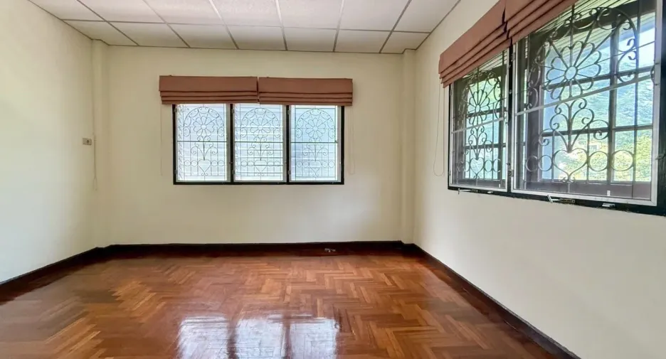 For sale and for rent 4 bedrooms house in Wang Thonglang, Bangkok