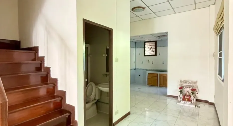 For sale and for rent 4 bedrooms house in Wang Thonglang, Bangkok