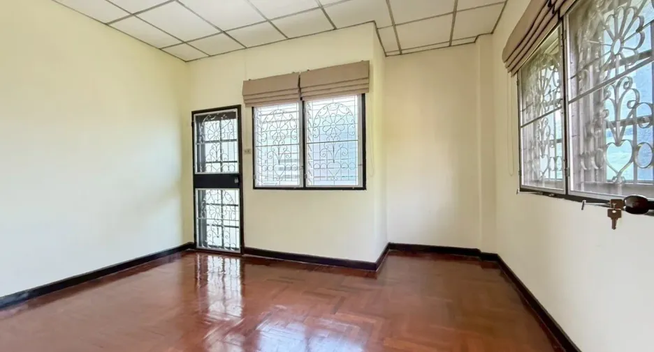 For sale and for rent 4 bedrooms house in Wang Thonglang, Bangkok