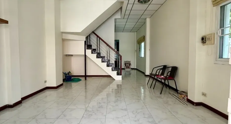 For sale and for rent 4 bedrooms house in Wang Thonglang, Bangkok