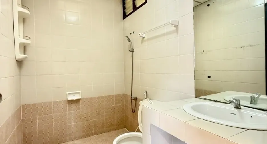 For sale and for rent 4 bedrooms house in Wang Thonglang, Bangkok
