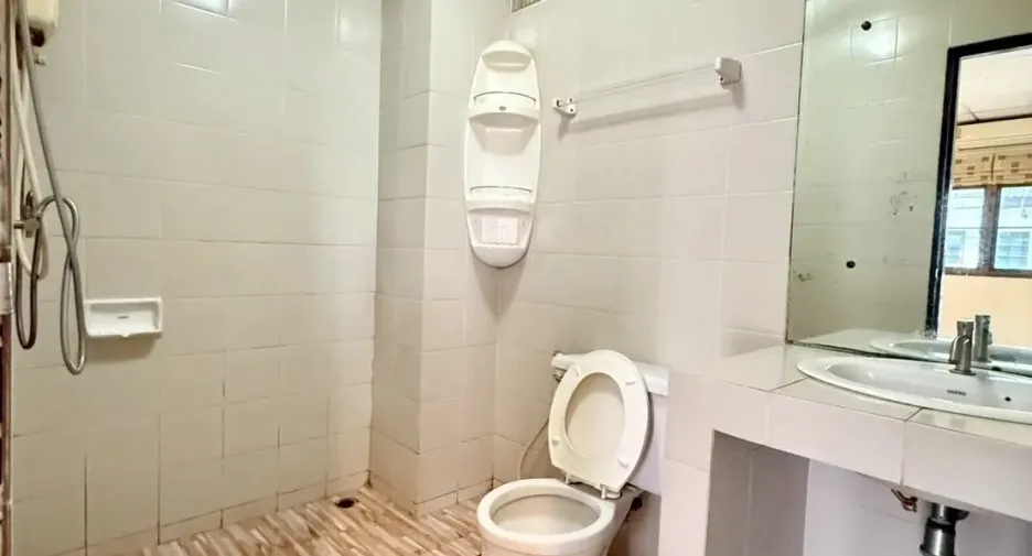For sale and for rent 4 bedrooms house in Wang Thonglang, Bangkok