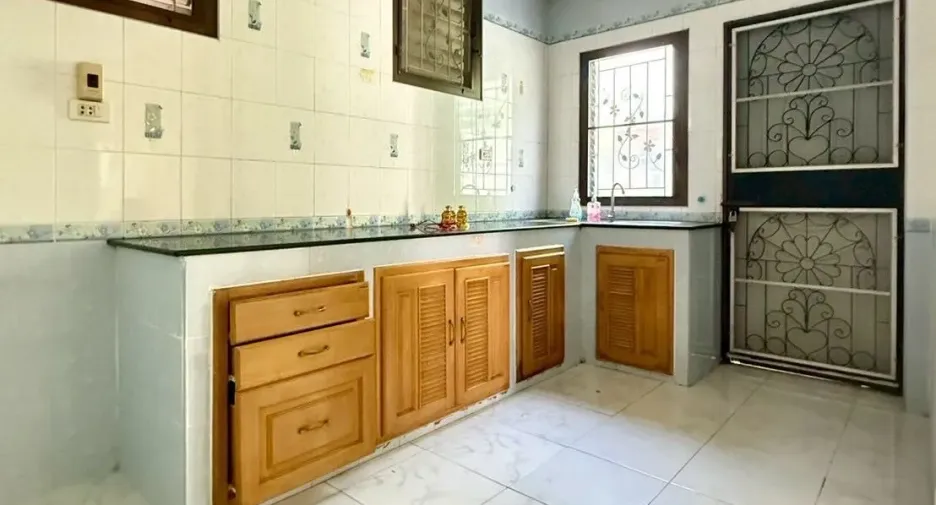 For sale and for rent 4 bedrooms house in Wang Thonglang, Bangkok