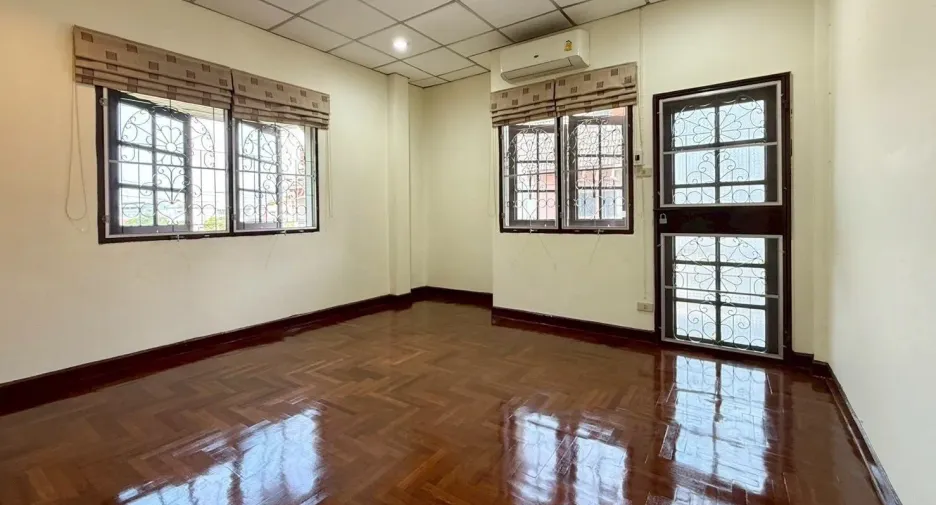 For sale and for rent 4 bedrooms house in Wang Thonglang, Bangkok